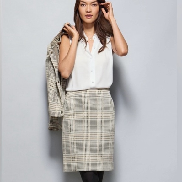 CAbi Dresses & Skirts - Cabi Travel Skirt